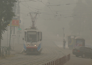 Tram fährt durch den von Torfbränden verursachten Rauch in Moskau