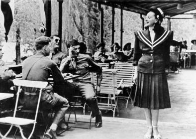 Amerikanische Soldaten und deutsches Fräulein in einem Gartenlokal, 1946