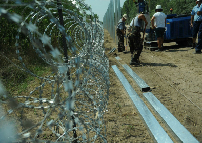 Der Bau der ungarisch-serbischen Grenze, Südungarn am 12. August 2015 Foto: Andrea Schmidt/ Délmagyarország[CC BY-SA 3.0], via Wikimedia Commons