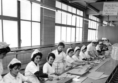 Italienische „Gastarbeiterinnen“ in der Kölner Schokoladenfabrik Stollwerck