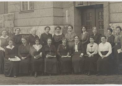 Die weiblichen Abgeordneten der MSPD in der Weimarer Nationalversammlung am 1. Juni 1919. Bestand des Historischen Museums Frankfurt