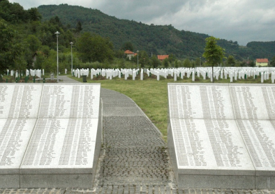 Grabmale in der Gedenkstätte Srebrenica/Potočari in Bosnien und Herzegowina (2008)