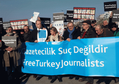 Türkische Journalisten demonstrieren gegen die Inhaftierung ihrer Kollegen 
