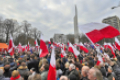 Eine vom „Komitee zur Verteidigung der Demokratie“ (Komitet Obrony Demokracji, KOD) organisierte Demonstration vor dem Sejm in Warschau im Dezember 2015. Foto: Adrian Grycuk, Wikimedia Commons, CC BY-SA 3.0 PL