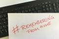 Papier mit #Rememberingfromhome-Aufschrift auf Tastatur