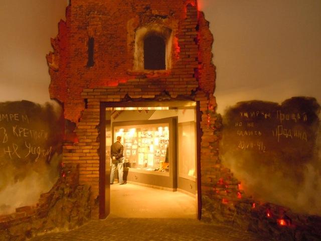 Der Eingang in die Ausstellung führt durch die Festung Brest, ein Mythos, der in der Ausstellung nicht hinterfragt wird. © Kristiane Janeke, Minsk 2014.