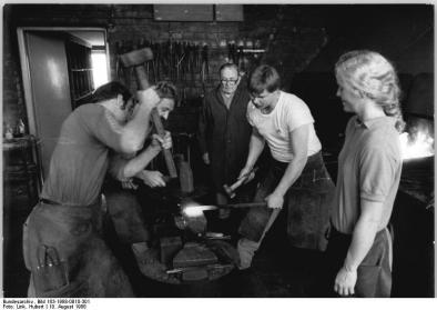 Hufschmieden in Ost-Berlin 1988, Bundesarchiv, Bild 183-1988-0810-301 Hufschmieden in Ost-Berlin 1988, Bundesarchiv, Bild 183-1988-0810-301