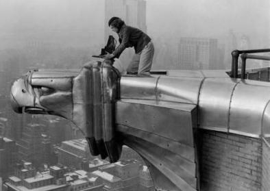 Margaret Bourke-White auf dem Chrysler Building, New York 1930, Photographed for LIFE Magazine. @ User: kristine - no longer uploading, Chrysler Building, New York 1930, 07.12.2010. Quelle: Flickr (CC BY-NC 2.0) Margaret Bourke-White auf dem Chrysler Building, New York 1930, Photographed for LIFE Magazine. @ User: kristine - no longer uploading, Chrysler Building, New York 1930, 07.12.2010. Quelle: Flickr (CC BY-NC 2.0)
