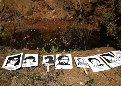 Das Grab der in der Colognia Dignidad während der Pinochet-Diktatur Gefolterten und Getöteten. Die Grabstelle wurde von der chilenischen Justiz bestätigt. Foto: Zazil-Ha Tronso, 12.September 2015 Wikimedia Commons, CC BY-SA 4.0 Das Grab der in der Colognia Dignidad während der Pinochet-Diktatur Gefolterten und Getöteten. Die Grabstelle wurde von der chilenischen Justiz bestätigt. Foto: Zazil-Ha Tronso, 12.September 2015 Wikimedia Commons, CC BY-SA 4.0
