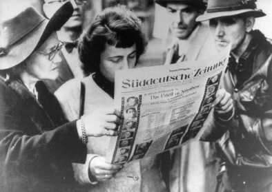 Interessierte Zeitungsleser nach der Urteilsverkündung der Nürnberger Prozesse, 1. Oktober 1946 Fotograf/in: unbekannt. German Federal Archives/Bundesarchiv, Bild 146-1990-032-29A, CC-BY-SA 3.0 Interessierte Zeitungsleser nach der Urteilsverkündung der Nürnberger Prozesse, 1. Oktober 1946 Fotograf/in: unbekannt. German Federal Archives/Bundesarchiv, Bild 146-1990-032-29A, CC-BY-SA 3.0