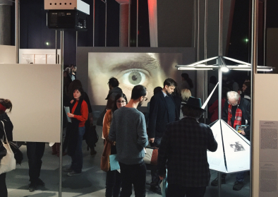 Und das Auge zuckt munter mit. Ausstellungseröffnung am 10. März 2016. Foto: Martin Schmitt Und das Auge zuckt munter mit. Ausstellungseröffnung am 10. März 2016. Foto: Martin Schmitt
