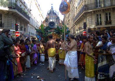 Tamilisches Fest in Paris. Quelle: Wikimedia Commons, Foto „Ganesh Paris 2004 DSC08471“ von Mai-Linh Doan, 2004 (CC BY-SA 3.0) Tamilisches Fest in Paris. Quelle: Wikimedia Commons, Foto „Ganesh Paris 2004 DSC08471“ von Mai-Linh Doan, 2004 (CC BY-SA 3.0)