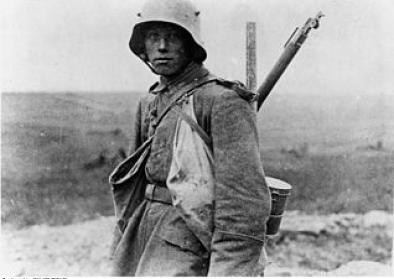 Deutscher Soldat an der Westfront, Stoss- bzw. Sturmtrupp mit einem Karabiner 98a-Gewehr. © Bundesarchiv, Bild 183-R05148 1. Weltkrieg. Westfront 1916. Deutscher Soldat eines Sturmtrupps. Quelle: Wikimedia Commons (CC BY-SA 3.0 DE) Deutscher Soldat an der Westfront, Stoss- bzw. Sturmtrupp mit einem Karabiner 98a-Gewehr. © Bundesarchiv, Bild 183-R05148 1. Weltkrieg. Westfront 1916. Deutscher Soldat eines Sturmtrupps. Quelle: Wikimedia Commons (CC BY-SA 3.0 DE)