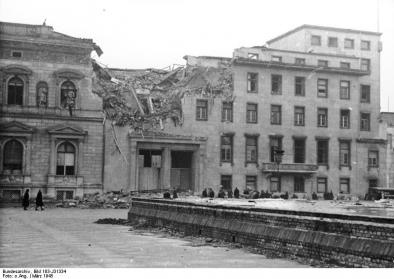 ADN-ZB/Archiv II. Weltkrieg 1939-45 Bombenschäden in Berlin durch alliierte Luftangriffe 1945: Wirkung einer Sprengbombe in der Front zum Wilhelmplatz der Neuen Reichskanzlei. (Aufnahme entstand vor dem 22.3.1945) ADN-ZB/Archiv II. Weltkrieg 1939-45 Bombenschäden in Berlin durch alliierte Luftangriffe 1945: Wirkung einer Sprengbombe in der Front zum Wilhelmplatz der Neuen Reichskanzlei. (Aufnahme entstand vor dem 22.3.1945)