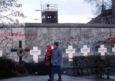 Symbolische Grabkreuze gedenken im Januar 1990 an die Opfer, die versucht haben über die Berliner Mauer in den Westen zu flüchten. Symbolische Grabkreuze gedenken im Januar 1990 an die Opfer, die versucht haben über die Berliner Mauer in den Westen zu flüchten.