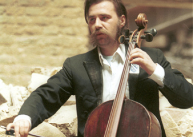 Vedran Smajlović, der Cellist von Sarajevo in der zerstörten Nationalbibliothek, Sarajevo 1992 (Foto: Mikhail Evstafiev) Vedran Smajlović, der Cellist von Sarajevo in der zerstörten Nationalbibliothek, Sarajevo 1992 (Foto: Mikhail Evstafiev)