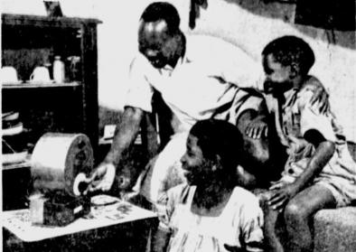 © The Milwaukee Journal Green Sheet, 2 March 1962, p.1. Titel: Saucepan Radio in the Bush © The Milwaukee Journal Green Sheet, 2 March 1962, p.1. Titel: Saucepan Radio in the Bush