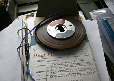 Ein Tonband des Südwestrundfunks (SWR) in Stuttgart enthält archivierte Originaltöne aus dem Deutschen Herbst 1977, u. a. mit einem Bericht über die Entführung von Hanns Martin Schleyer und dem Mitschnitt einer Pressekonferenz des Rechtsanwalts Otto Schil Tonband des SWR