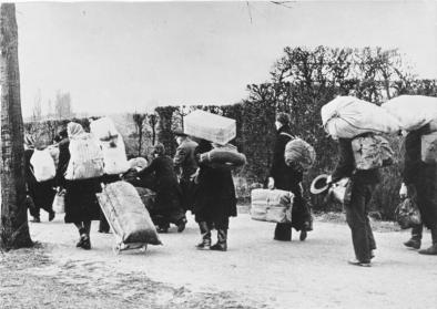 Flüchtlinge 1945 © Wikimedia Commons Quelle: Bundesarchiv, Bild 146-1985-021-09 / Unbekannt / CC-BY-SA 3.0 Flüchtlinge 1945 © Wikimedia Commons Quelle: Bundesarchiv, Bild 146-1985-021-09 / Unbekannt / CC-BY-SA 3.0