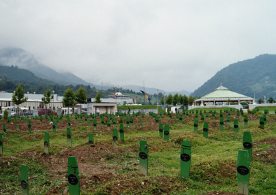 © Srebrenica Genocide Memorial | Mit freundlicher Genehmigung von Benjamin Köhler (2006) © Srebrenica Genocide Memorial | Mit freundlicher Genehmigung von Benjamin Köhler (2006)