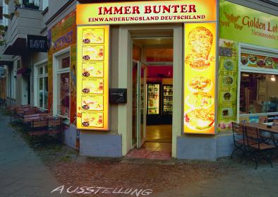 Plakat zur Ausstellung „Immer bunter" im Haus der Geschichte © Büro Weiss, Berlin Plakat zur Ausstellung „Immer bunter" im Haus der Geschichte © Büro Weiss, Berlin