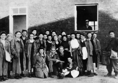 Befreite jüdische Frauen mit Soldaten der Battalion "Zośka" der polnischen Heimatarmee Befreite jüdische Frauen mit Soldaten der Battalion "Zośka" der polnischen Heimatarmee