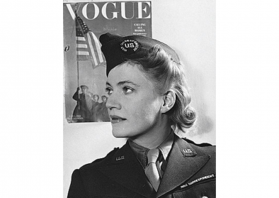 Lee Miller in Uniform, London, 1944. © David E. Scherman/United States Army Signal Corps Quelle: Wikimedia Commons/U.S. military or Department of Defense (public domain), User: Telrúnya, Datei: David_E_Scherman-_Lee_Miller_1944.jpg, Upload: 19:46, 19.3.13 Lee Miller in Uniform, London, 1944. © David E. Scherman/United States Army Signal Corps Quelle: Wikimedia Commons/U.S. military or Department of Defense (public domain), User: Telrúnya, Datei: David_E_Scherman-_Lee_Miller_1944.jpg, Upload: 19:46, 19.3.13