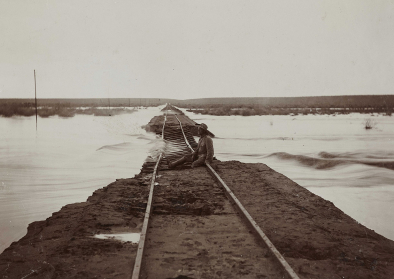 Unterspülter Bahndamm zwischen Keetmanshoop und Lüderitz, Fotografie, um 1910 © Deutsches Historisches Museum Unterspülter Bahndamm zwischen Keetmanshoop und Lüderitz, Fotografie, um 1910 © Deutsches Historisches Museum