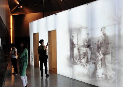 Ausstellungsraum des Museums in Markowa mit BesucherInnen