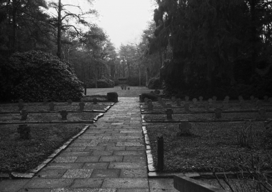 Kriegsgräberstätte in Sandbostel. Hier wurden jene Toten umgebettet, die im Lager gefunden wurden. Im Jahr 1956 wurde das, auf dem Friedhof befindliche Mahnmal der sowjetischen Soldaten gesprengt. Begründung für die Sprengung war die Auffassung der Behörd