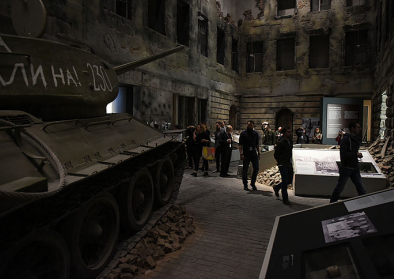 Straßenszene im Nachkriegspolen nachgestellt im Museum des Zweiten Weltkriegs in Gdańsk. Straßenszene im Nachkriegspolen nachgestellt im Museum des Zweiten Weltkriegs in Gdańsk.
