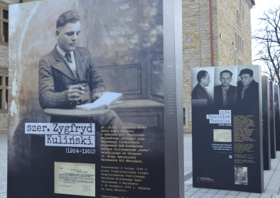 Ausstellung des Institut für Nationales Gedenken (Instytut Pamięci Narodowej, IPN), 2015. Quelle: Wikimedia Commons (CC BY-SA 4.0), Foto: User Silar, 2015 Ausstellung des Institut für Nationales Gedenken (Instytut Pamięci Narodowej, IPN), 2015. Quelle: Wikimedia Commons (CC BY-SA 4.0), Foto: User Silar, 2015