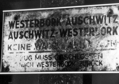 Zuglaufschild Westerbork-Auschwitz. Public Domain Zuglaufschild Westerbork-Auschwitz. Public Domain