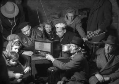 Radiohörer/innen, Ungarn 1956. Foto: Gyula Nagy, Quelle: Fortepan (CC-BY-SA-3.0) Radiohörer/innen, Ungarn 1956. Foto: Gyula Nagy, Quelle: Fortepan (CC-BY-SA-3.0)