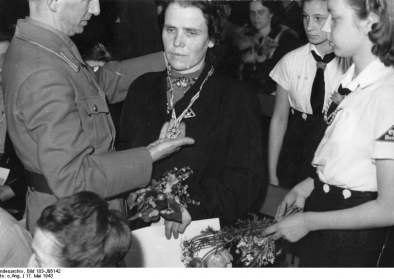 Auszeichnung einer Mutter in der Berliner Litzmannschule 17.5.1943 Auszeichnung einer Mutter in der Berliner Litzmannschule 17.5.1943