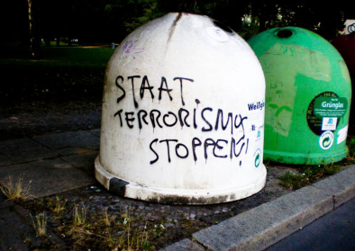 Glaßmülltonne mit der Aufschrift "Staat Terrorismus Stoppen" Glaßmülltonne mit der Aufschrift "Staat Terrorismus Stoppen"