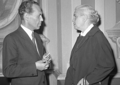 Eduard Goldstücker und Anna Seghers auf der Kafka-Konferenz 27.-28. Mai 1963 in Liblice Schwarz-weiß Fotografie von Eduard Goldstücker und Anna Seghers die sich einander zugewandt unterhalten