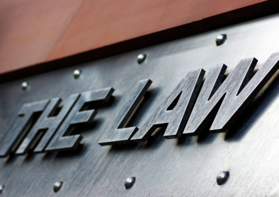 Schriftzug The Law vor dem Eingang der Newcastle Law Courts Schriftzug The Law vor dem Eingang der Newcastle Law Courts