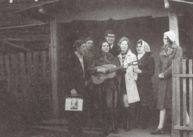 Enthusiasten der lokalen Laienspielgruppe nach der Probe vor dem Dorfklub, 1975 Enthusiasten der lokalen Laienspielgruppe nach der Probe vor dem Dorfklub, 1975