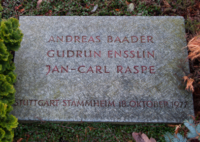 Grabstein des Gemeinschaftsgrabs von Andreas Baader, Gudrun Ensslin und Jan-Carl Raspe Grabstein des Gemeinschaftsgrabs von Andreas Baader, Gudrun Ensslin und Jan-Carl Raspe