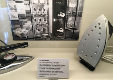 Trocken- und Dampfbügeleisen des VEB Elektrowärme Sörnewitzin der Ausstellung der Kulturbrauerei. Trocken- und Dampfbügeleisen des VEB Elektrowärme Sörnewitzin der Ausstellung der Kulturbrauerei.