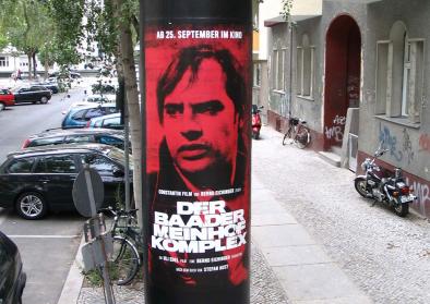 Anschlagsäule in Sybelstraße mit Filmplakat zum "Der Baader-Meinhof-Komplex" Anschlagsäule in Sybelstraße mit Filmplakat zum "Der Baader-Meinhof-Komplex"