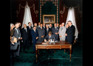 President Kennedy signs the Limited Nuclear Test Ban Treaty, 7. Oktober 1963. President Kennedy signs the Limited Nuclear Test Ban Treaty, 7. Oktober 1963.