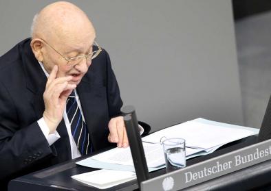 Marcel Reich-Ranicki spricht vor dem Deutschen Bundestag am Tag des Gedenkens an die Opfer des Nationalsozialismus Marcel Reich-Ranicki spricht vor dem Deutschen Bundestag