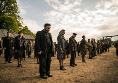 Filmstill aus Sobibor - Häftlinge stehen beim Appell Filmstill aus Sobibor - Häftlinge stehen beim Appell