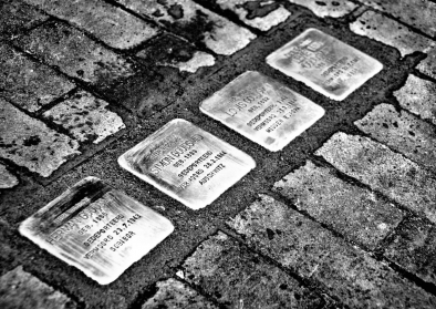 Schwarz-Weiß-Aufnahme von Stolpersteinen Schwarz-Weiß-Aufnahme von Stolpersteinen