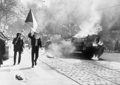 Einwohner von Prag mit tschechoslowakischer Flagge vor einem sowjetischen Panzer Einwohner von Prag mit tschechoslowakischer Flagge vor einem sowjetischen Panzer