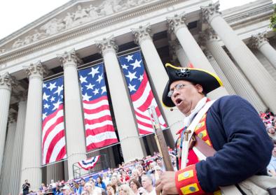 National Archives Image - 20160704-15 (28091367295).jpg Weitere Einzelheiten Revolutionary War soldier Ned Hector boos actions of the King of England during the reading of the Declaration of Independence at the National Archives in Washington, DC. N National Archives Image - 20160704-15 (28091367295).jpg Weitere Einzelheiten Revolutionary War soldier Ned Hector boos actions of the King of England during the reading of the Declaration of Independence at the National Archives in Washington, DC. N