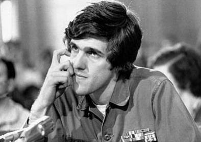 John Kerry, Rede an die Fulbright Komission im April 1971. Quelle: Wikimedia Commons/Copyright status of work by the U.S. government (public domain), User: Cropbot, Datei: Kerry_Fulbright_Commission.jpg, Upload: 2:32, 30 March 2012 John Kerry, Rede an die Fulbright Komission im April 1971. Quelle: Wikimedia Commons/Copyright status of work by the U.S. government (public domain), User: Cropbot, Datei: Kerry_Fulbright_Commission.jpg, Upload: 2:32, 30 March 2012