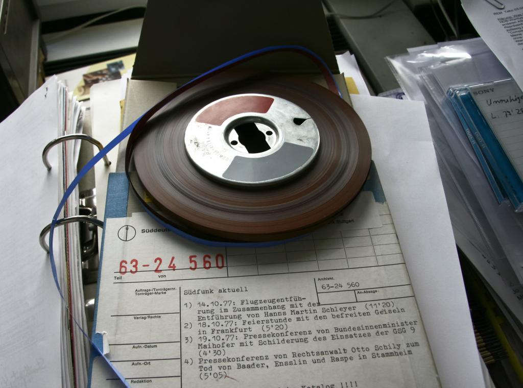 Ein Tonband des Südwestrundfunks (SWR) in Stuttgart enthält archivierte Originaltöne aus dem "Deutschen Herbst" 1977, u.a. mit einem Bericht über die Entführung von Hanns Martin Schleyer und dem Mitschnitt einer Pressekonferenz des Rechtsanwalts Otto Schily zum Tod von Andreas Baader, Gudrun Ensslin und Jan Carl Raspe in Stuttgart/Stammheim.